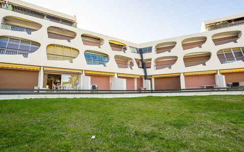 Escale Plage: Cielo, Propiedad, Edificio, El Terreno Del Lote, Diseño Urbano, Sombra, Hierba, Ocio, Condominio, Planta