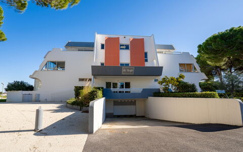 Résidence du Golfe: Propiedad, Casa, Arquitectura, Barrio Residencial, Casa, Bienes Raíces, Edificio, Cielo, Fachada, Departamento