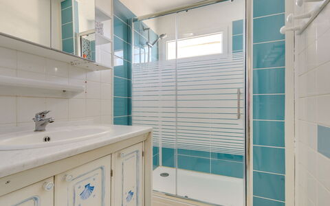 Le Mercure: Baño, Habitación, Propiedad, Azul, Turquesa, Verde, Loseta, Arquitectura, Diseño De Interiores, Agua