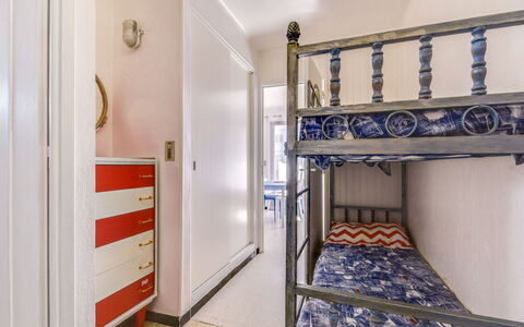 Le Mercure: Habitación, Propiedad, Cama, Azul, Mueble, Suelo, Edificio, Habitación, Pared, Diseño De Interiores