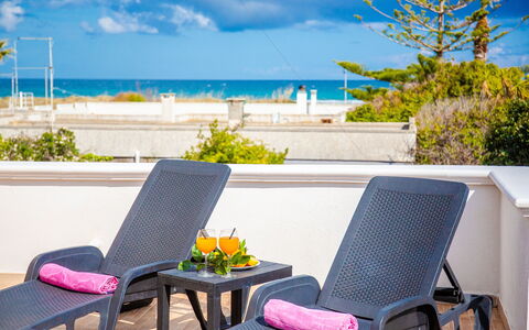 Villa Pantanagianni Beach: Cielo, Nube, Agua, Propiedad, Planta, Mueble, Ligero, Azul, Naturaleza, Verde