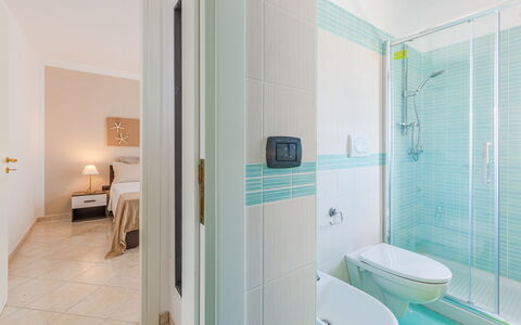 Villa Pantanagianni Beach: Propiedad, Arreglo De Tubería, Baño, Diseño De Interiores, Suelo, Baño, Asiento Del Baño, Alcachofa De La Ducha, Edificio, Piso