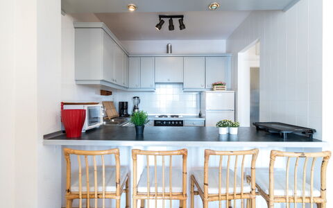 Caballito de Mar: Mueble, Habitación, Propiedad, Cocina, Diseño De Interiores, Producto, Gabinetes, Techo, Comedor, Edificio