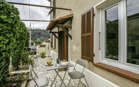 Le Narcisse: Planta, Propiedad, Ventana, Edificio, Planta De Casa, Maceta, Diseño De Interiores, Sombra, Silla, Arquitectura