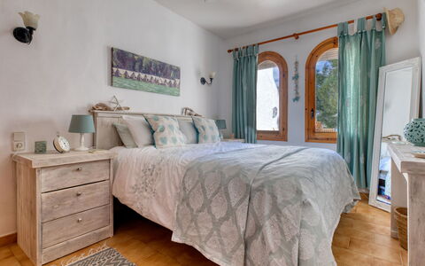 Los Lagos: Habitación, Mueble, Cama, Habitación, Propiedad, Sábana, Lecho, Marco De La Cama, Suelo, Colchón