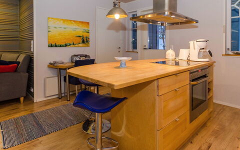 Saunamaja: Mueble, Silla, Mueble Para Exteriores, Mesa, Madera, Mesa Al Aire Libre, Cocina Y Comedor Mesa, Sombra, Jardín, Paraguas