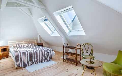 Sunny Lodge: Mueble, Propiedad, Mesa, Madera, Comodidad, Ventana, Diseño De Interiores, Piso, Sombra
