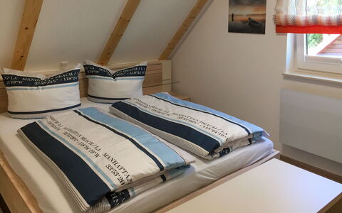 Kleine Möwe: Cama, Habitación, Habitación, Lecho, Mueble, Colchón, Marco De La Cama, Sábana, Linos, Diseño De Interiores