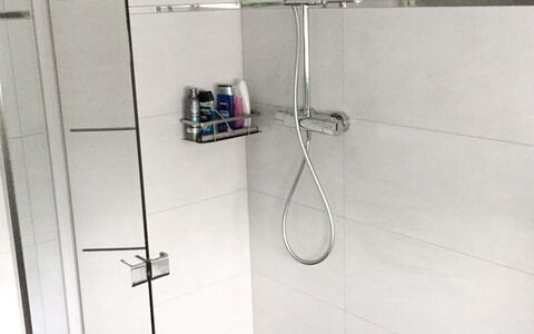 Kleine Möwe: Habitación, Baño, Ducha, Arreglo De Tubería, Panel De Ducha, Arquitectura, Loseta, Vaso, Puerta, Suelo