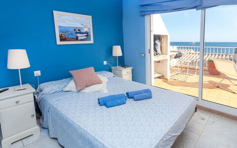El Niu: Habitación, Habitación, Mueble, Cama, Propiedad, Sábana, Azul, Azur, Suite, Lecho