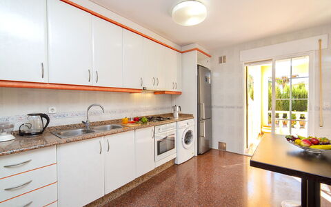 Gao: Habitación, Propiedad, Mueble, Cocina, Amarillo, Mostrador, Edificio, Bienes Raíces, Gabinetes, Diseño De Interiores