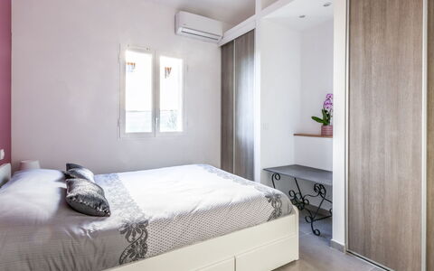 Mont des Oiseaux: Habitación, Cama, Mueble, Habitación, Propiedad, Diseño De Interiores, Colchón, Sábana, Marco De La Cama, Suelo
