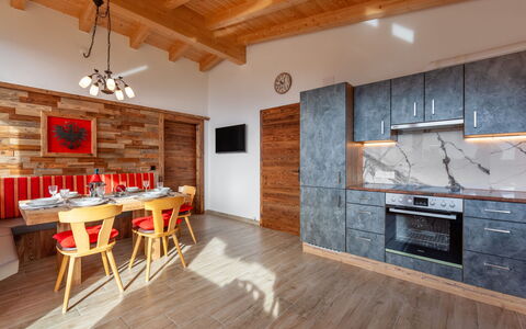 Chalet Spatn: Habitación, Propiedad, Mueble, Edificio, Diseño De Interiores, Mostrador, Suelos De Madera, Suelo, Casa, Madera Dura