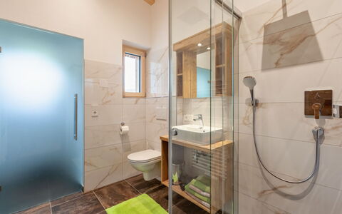 Chalet Spatn: Baño, Habitación, Propiedad, Diseño De Interiores, Edificio, Casa, Suelo, Bienes Raíces, Loseta, Arquitectura