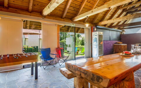 Maja: Edificio, Habitación, Propiedad, Diseño De Interiores, Haz, Mueble, Casa, Techo, Casa, Bienes Raíces