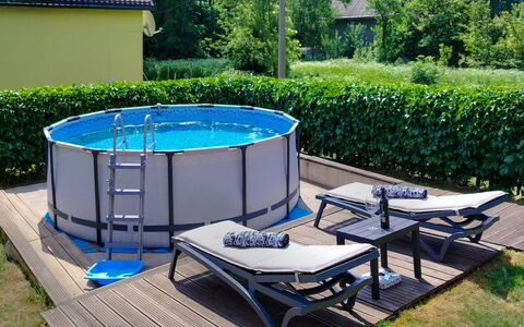 Maja: Material Compuesto, Jardín, Sombra, Patio Interior, Mueble Para Exteriores, Yarda, Piscina, Paisajismo, Césped, Diseño