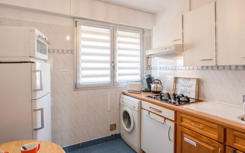 L'Amiral: Gabinetes, Mueble, Propiedad, Edificio, Mostrador, Lavabo, Aparato De Cocina, Fregadero, Cocina, Madera