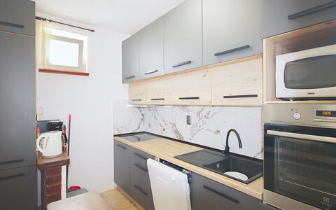 Lolita: Mostrador, Cocina, Aparato De Cocina, Gabinetes, Piso, Madera, Diseño De Interiores, Electrodoméstico, Mueble, Suelo