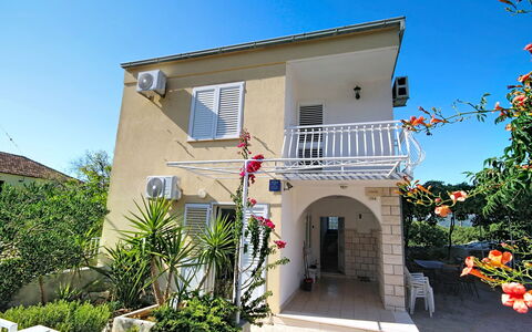 Lolita: Barrio Residencial, Casa, Casa, Puerta, Acera, Balcón, Entrada De Coches
