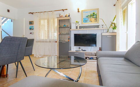 Lolita: Mueble, Diseño De Interiores, Sofá, Piso, Mesa, Suelo, Sala, Techo, Habitación, Silla