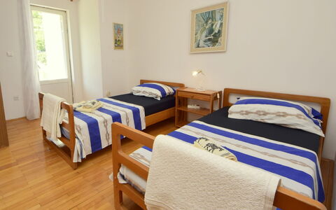 Lolita: Cama, Habitación, Mueble, Habitación, Sábana, Marco De La Cama, Propiedad, Lecho, Pared, Madera Dura