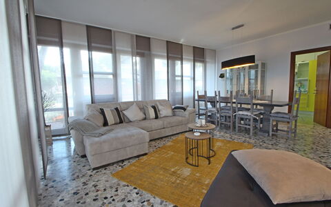 Marina Apartment: Habitación, Propiedad, Mueble, Diseño De Interiores, Edificio, Sala, Casa, Bienes Raíces, Suelo, Mesa