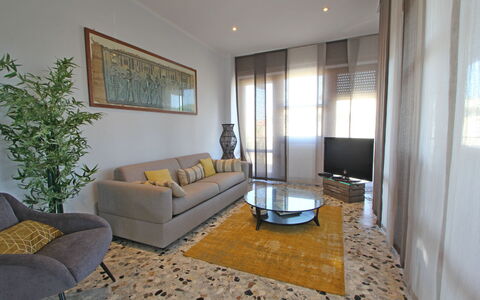 Marina Apartment: Habitación, Sala, Propiedad, Mueble, Diseño De Interiores, Edificio, Bienes Raíces, Casa, Casa, Suelo