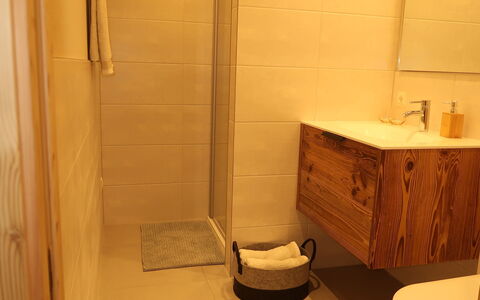 Auffach 651: Baño, Habitación, Propiedad, Suelo, Arreglo De Tubería, Loseta, Pared, Baño, Accesorio De Baño, Mueble