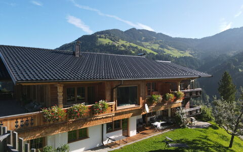 Auffach 651: Planta, Cielo, Edificio, Montaña, Ventana, Árbol, Casa, Nube, Paisaje Natural, Pendiente