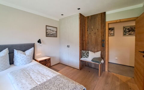 Auffach 651: Cama, Mueble, Diseño De Interiores, Habitación, Piso, Pared, Suelo, Madera, Sábana, Lecho
