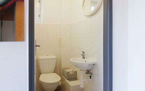 Holiday Hill 28: Pared, Arreglo De Tubería, Lavabo Del Baño, Baño, Piso, Suelo, Diseño De Interiores, Lavabo, Asiento Del Baño, Baño