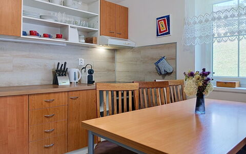Holiday Hill 28: Mueble, Gabinetes, Piso, Cocina, Mostrador, Madera, Diseño De Interiores, Aparato De Cocina, Suelo, Alacena