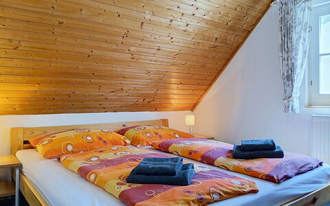 Holiday Hill 28: Habitación, Casa, Sábana, Cama, Lecho, Marco De La Cama, Madera Dura, Linos, Manchas De Madera, Almohada