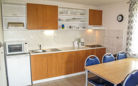Holiday Hill 28: Propiedad, Habitación, Mueble, Cocina, Mostrador, Gabinetes, Edificio, Casa, Loseta, Bienes Raíces