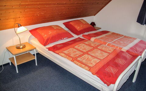 Holiday Hill 28: Cama, Mueble, Habitación, Naranja, Habitación, Sábana, Lecho, Marco De La Cama, Propiedad, Colchón