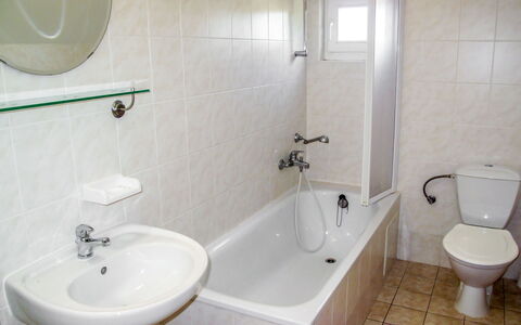 Holiday Hill 28: Baño, Propiedad, Habitación, Pared, Grifo, Arreglo De Tubería, Loseta, Baño, Asiento Del Baño, Suelo