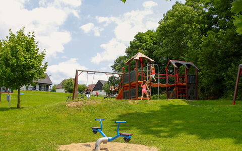 Holiday Hill 28: Patio De Recreo, Equipo De Juego Exterior, Espacio Publico, Columpio, Verde, Hierba, Asentamientos Humanos, El Terreno Del Lote, Árbol, Yarda