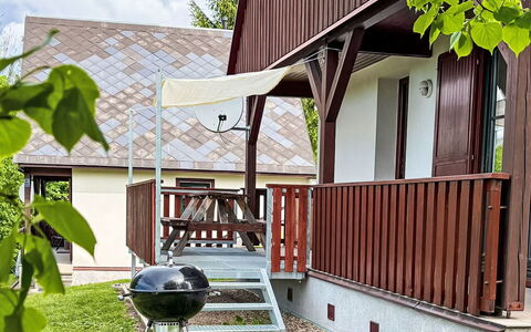 Holiday Hill 32: Cabaña, Casa, Porche, Césped, Jardín, Patio Interior, Yarda, Sombra, Paisajismo, Vía Muerta