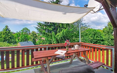 Holiday Hill 32: Mueble Para Exteriores, Sombra, Porche, Mesa Al Aire Libre, Cubierta, Silla, Estructura Al Aire Libre, Patio, Patio Interior, Manchas De Madera