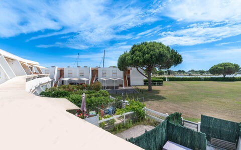 Isle Catherine: Agua, Tiempo De Día, Cielo, Edificio, Azur, Piscina, Ocio, Rectángulo, Material Compuesto, Diseño Urbano
