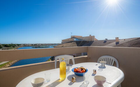 Terrasse du Soleil: Mesa, Cielo, Vajilla, Tiempo De Día, Propiedad, Mueble, Agua, Ligero, Azur, Edificio