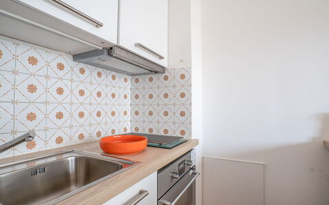 Saint Patrick: Propiedad, Naranja, Habitación, Mueble, Cocina, Loseta, Casa, Mostrador, Diseño De Interiores, Gabinetes