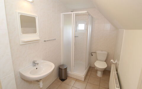 Holiday Hill 43: Espejo, Arreglo De Tubería, Lavabo, Edificio, Propiedad, Grifo, Lavabo Del Baño, Baño, Púrpura, Diseño De Interiores
