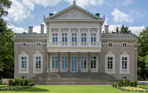 Manowce Palace: Inmuebles, Mansión, Césped, Casa Señorial, Arquitectura Clásica, Villa, Jardín, Paisajismo, Palacio, Moldura