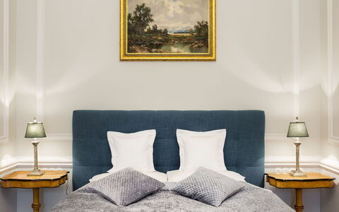 Manowce Palace: Mueble, Diseño De Interiores, Habitación, Cama, Lecho, Suelo, Madera, Piso, Sábana, Habitación