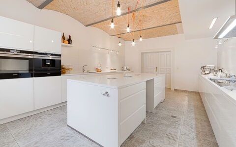 Manowce Palace: Cocina, Piso, Diseño De Interiores, Mostrador, Madera, Techo, Suelo, Lámpara, Encendiendo, Gabinetes