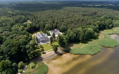 Manowce Palace