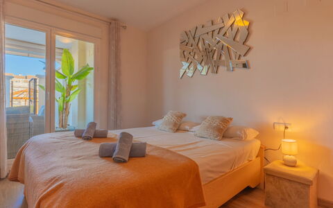 Dénia 479: Habitación, Cama, Diseño De Interiores, Madera, Mueble, Sábana, Lecho, Suelo, Piso, Habitación