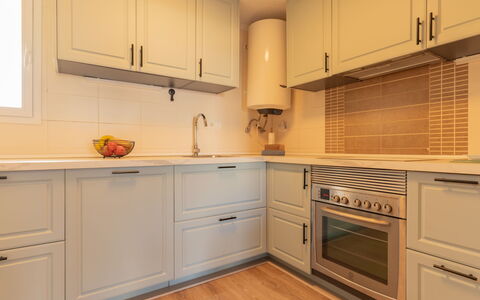 Dénia 479: Cocina, Gabinetes, Mostrador, Aparato De Cocina, Diseño De Interiores, Piso, Madera, Electrodoméstico, Mueble, Alacena