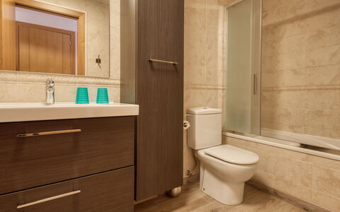 Dénia 479: Baño, Habitación, Propiedad, Suelo, Diseño De Interiores, Loseta, Lavabo, Mueble, Grifo, Arquitectura